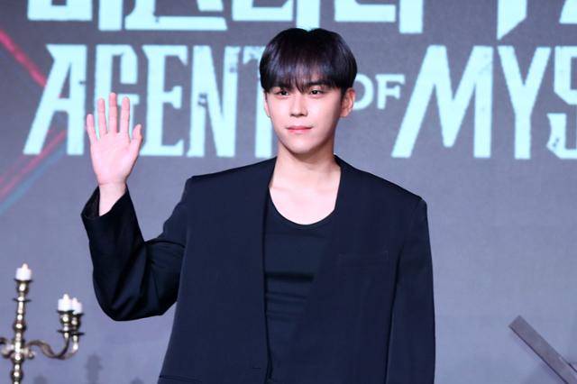 배우 김도훈이 18일 오전 서울 마포구 호텔 나루에서 열린 넷플릭스 예능 '미스터리 수사단' 제작발표회에서 포즈를 취하고 있다. '미스터리 수사단'은 과학적으로 설명할 수 없는 기묘한 사건들을 추적하고 해결하는 어드벤처 추리 예능이다. 뉴시스