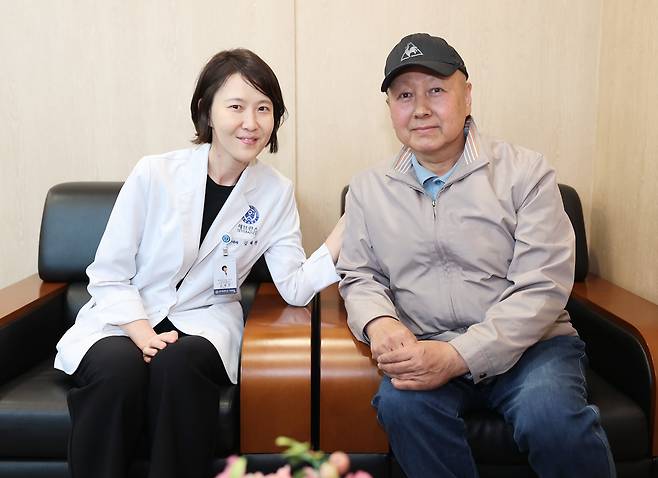 폐암 4기를 극복한 조천형(오른쪽)씨와 그의 주치의인 연세암병원 종양내과 김혜련 교수./사진=연세암병원 제공