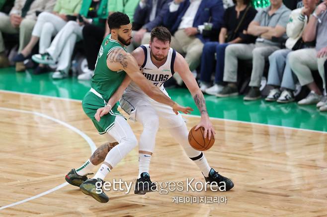 18일 TD가든에서 열린 보스턴과 댈러스의 2023~24 NBA 파이널 5차전. 보스턴 테이텀(왼쪽)과 댈러스 돈치치가 경합을 벌이고 있다. 사진=게티이미지