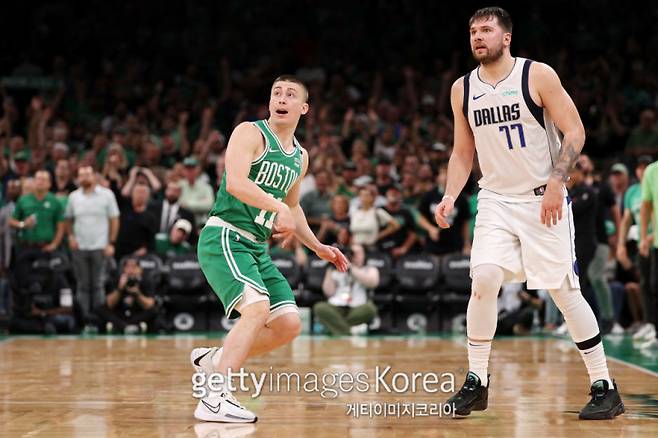 18일 TD가든에서 열린 보스턴과 댈러스의 2023~24 NBA 파이널 5차전. 보스턴 프리차드(왼쪽)가 2쿼터 장거리 3점슛 버저비터를 터뜨리고 있다. 사진=게티이미지