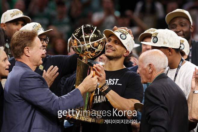 18일 TD가든에서 열린 보스턴과 댈러스의 2023~24 NBA 파이널 5차전. 마줄라(가운데) 보스턴 감독이 NBA 파이널 우승 트로피를 들어 올리고 있다. 사진=게티이미지