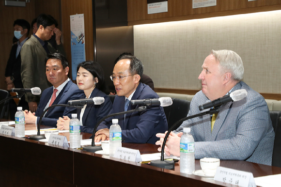 추경호 국민의힘 원내대표가 18일 서울 동작구 보라매병원을 찾아 의료계 총파업 상황 점검을 위한 간담회를 가지고 있다. [사진=국민의힘 제공]