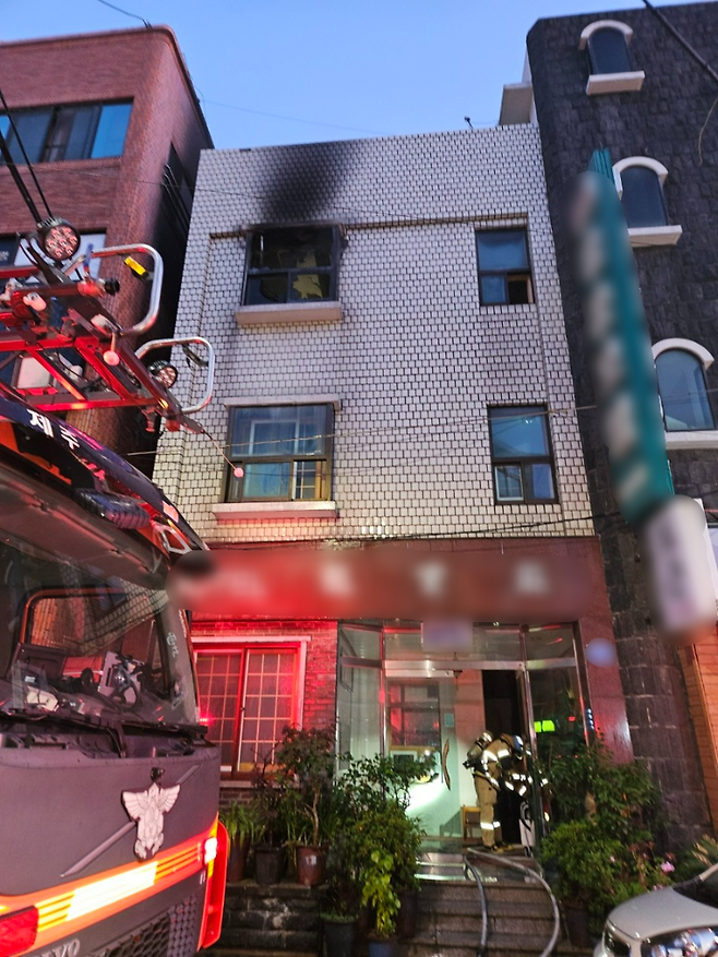 오늘(18일) 새벽 4시 54분께 제주시 이도동 소재 숙박업소에서 발생한 화재 현장. (사진, 제주소방안전본부)