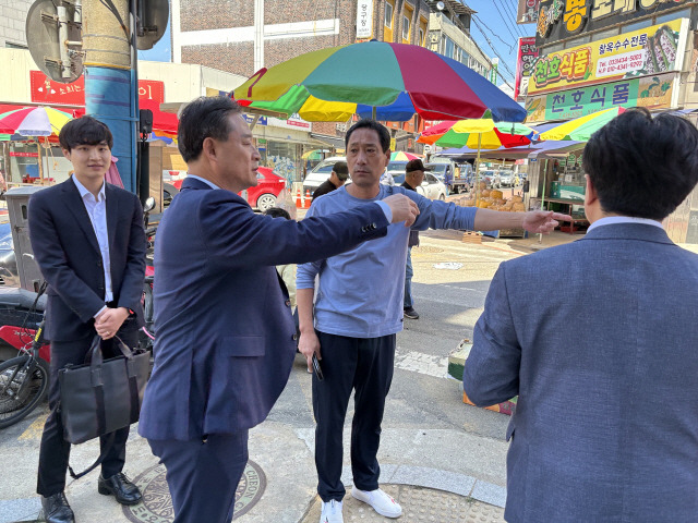 ▲ 신영재 홍천군수는 매월 셋째주 수요일 홍천이음터에서 ‘군수와 군민과의 소통의 날’을 운영하며 주민들의 민원을 직접 해결하고 있다.