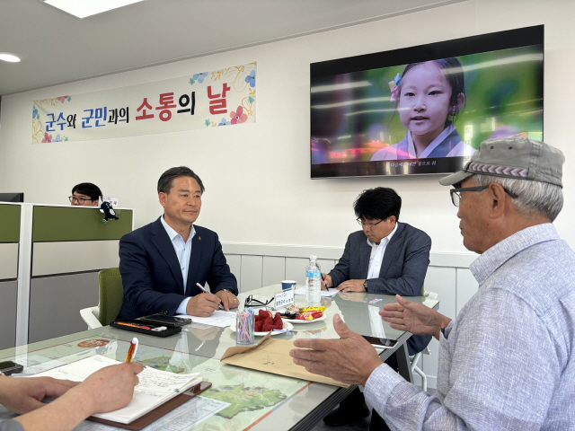 ▲ 신영재 홍천군수는 매월 셋째주 수요일 홍천이음터에서 ‘군수와 군민과의 소통의 날’을 운영하며 주민들의 민원을 직접 해결하고 있다.