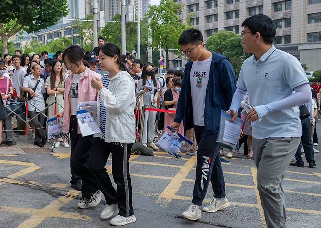 중국 대학 입시인 가오카오 첫날인 지난 7일 응시생들이 허베이성 우한의 한 수험장으로 들어가고 있다./신화연합뉴스