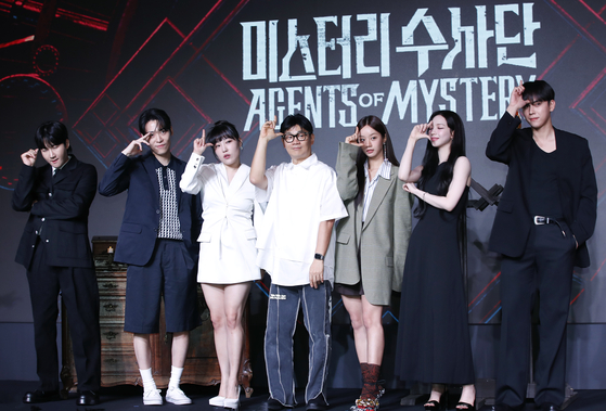 From left, comedian Lee Yong-jin, singer John Park, comedian Lee Eun-ji, producer Jeong Jong-yeon, Girl's Day's Hyeri, aespa's Karina and actor Kim Do-hoon pose for a photo at a press conference for Netflix's adventure mystery series ″Agents of Mystery″ in Mapo District, western Seoul, on Tuesday. [NEWS1]