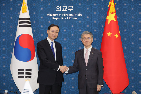 Korea's Vice Minister of Foreign Affairs Kim Hong-kyun, right, and China's Vice Minister of Foreign Affairs Sun Weidong, shake hands before engaging in the Foreign Policy and Security Dialogue at Seoul's Foreign Ministry building in central Seoul on Tuesday. [YONHAP]