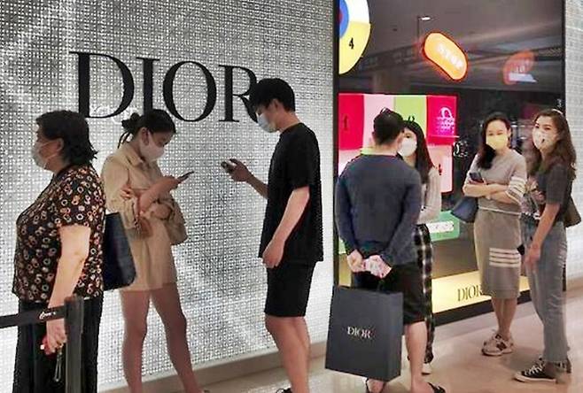 상하이의 한 디올 매장 앞에 손님들이 줄을 선 모습. 자료 사진 [사진출처=연합뉴스]