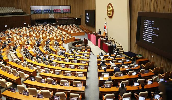 지난 10일 국회 본회의장에 국민의힘 의원들의 자리가 비어있는 가운데 상임위원장 선출 안건이 상정되고 있다. [연합뉴스]