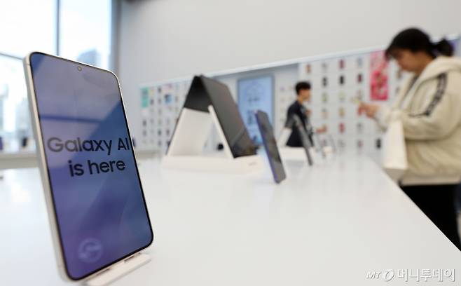 서울 강남구 삼성 강남 스토어에 갤럭시 S24 시리즈가 진열돼 있다. /사진=뉴스1