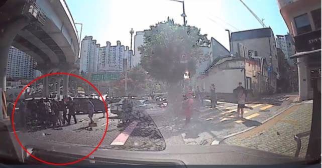 시민들이 함께 17개월 아기와 아이 엄마를 구조한 사연이 온라인 커뮤니티에서 화제가 됐다. /사진=온라인 커뮤니티 '보배드림' 캡처