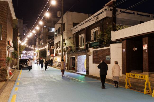 2023년 11월 조성된 합정동 하늘길 밤 풍경.  마포구청 제공