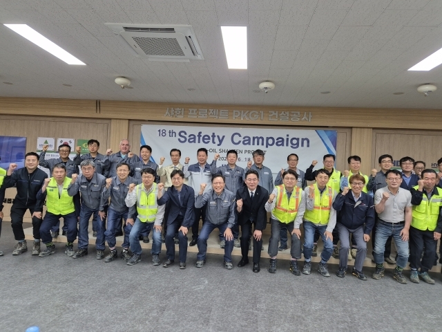 김재훈 울산고용노동지청장과 진찬호 안전보건공단 울산지역본부이 샤힌 프로젝트 건설 공사현장에서 현장 관계자들과 함께 안전을 위한 결의를 다지고 있다. /안전보건공단 울산지역본부