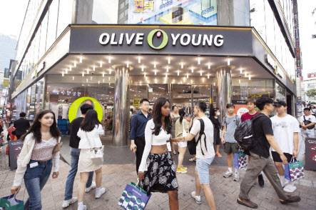 외국 관광객으로 북적이는 올리브영 명동 플래그십스토어. 기사 내용과는 무관. [CJ올리브영 제공]