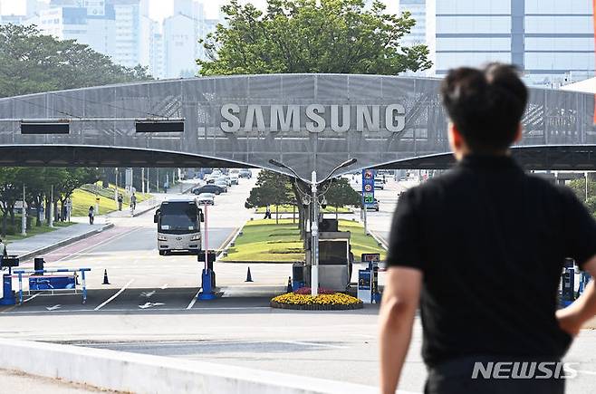[수원=뉴시스] 김종택 기자 = 전국삼성전자노동조합(이하 전삼노)이 삼성전자 창사 55년 만에 처음으로 파업에 돌입했다. 삼성전자 사측과 전삼노는 지난 1월부터 교섭을 이어갔으나 입장차를 좁히지 못했다. 이후 노조는 중앙노동위원회의 조정 중지 결정, 조합원 찬반투표 등을 거쳐 쟁의권을 확보하고 지난달 29일 파업을 선언했다. 사진은 7일 첫 파업에 돌입한 경기도 수원시 영통구 삼성전자 수원 본사 모습. 2024.06.07. jtk@newsis.com