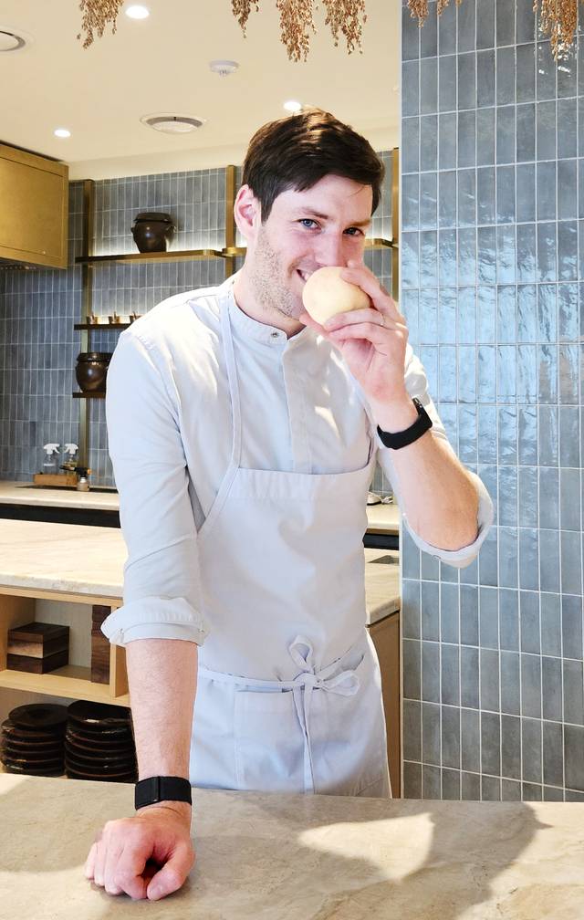 한국 식재료의 매력에 빠져 한국에 정착 후 레스토랑 ‘에빗’을 운영하고 있는 호주 출신 조셉 리저우드 셰프가 김치로 재탄생할 복숭아 향을 맡으며 품질을 확인하고 있다.