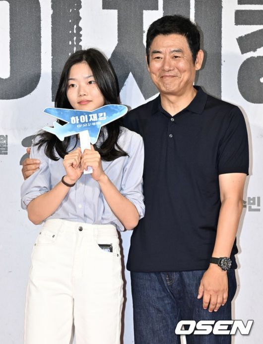 [OSEN=조은정 기자]영화 '하이재킹(김성한 감독)’ 쇼케이스 및 VIP 시사회 포토월 행사가 18일 오후 서울 강남구 메가박스 코엑스에서 열렸다.‘하이재킹’은 1971년 대한민국 상공, 여객기가 공중 납치되면서 벌어지는 극한의 상황을 담은 영화로, 오는 21일 개봉한다.배우 성동일(오른쪽)이 딸 성빈 양과 포즈를 취하고 있다. 2024.06.18 /cej@osen.co.kr