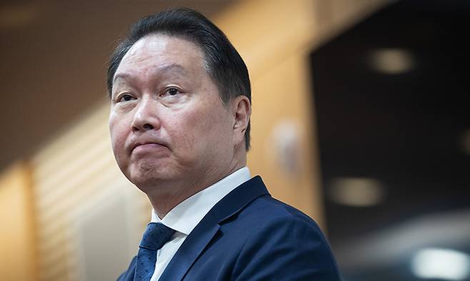 최태원 SK그룹 회장이 17일 서울 종로구 SK서린빌딩에서 열린 노소영 아트센터 나비 관장과의 이혼소송 항소심 관련 기자 설명회에 참석해 상고이유에 대해 밝힌 후 취재진 질문을 경청하고 있다. 뉴스1