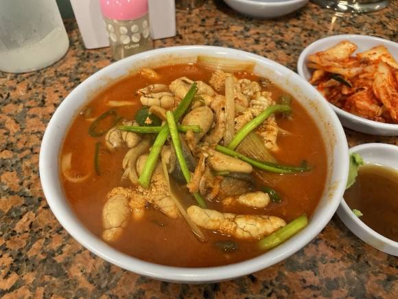 하니칼국수의 알곤이 칼국수.