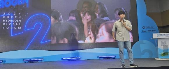 과학 유튜버 궤도가 그린수소글로벌포럼에서 강연을 하고 있다. 제주 강동삼 기자