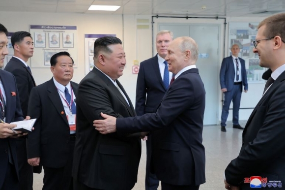 2023년 9월 13일(러시아 현지 시간) 김정은 북한 국무위원장(왼쪽)과 블라디미르 푸틴 러시아 대통령(오른쪽)이 러시아에서 4년여 만에 대면해 반갑게 인사를 나누고 있다. 사진=조선중앙통신