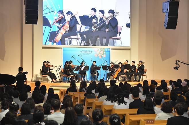 하나님의 교회 신자들로 구성된 체임버오케스트라가 아름다운 선율로 청중에 큰 감동을 선사했다.&nbsp; (사진제공 ｜ 하나님의교회 세계복음선교협회)