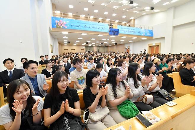 16일 ‘의정부낙양 하나님의 교회’에서 열린 ‘이웃과 함께하는 힐링세미나’에 참석한 관객들이 밝은표정으로 박수와 호응을 보내고 있다. (사진제공 ｜ 하나님의교회 세계복음선교협회)