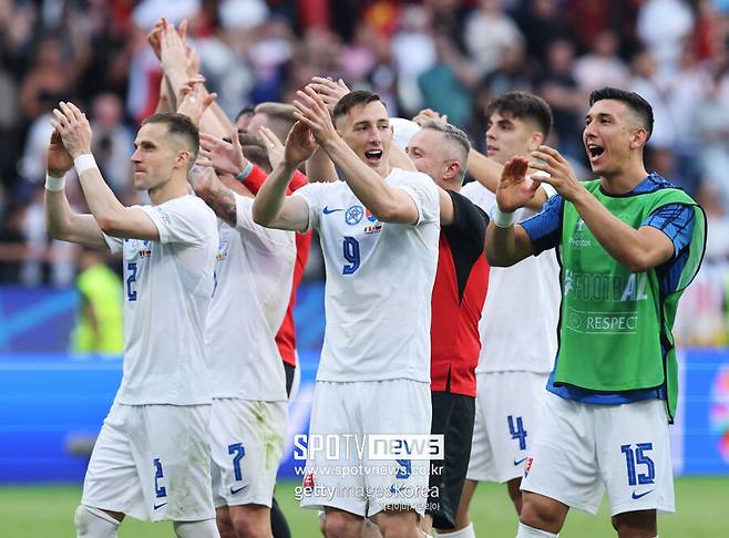 ▲ 벨기에가 슬로바키아에 패했다. 유로 2024 조별리그 E조 1차전에서 FIFA 랭킹 3위를 자랑하는 벨기에가 16개의 슈팅을 퍼붓고도 한 골도 뽑지 못하면서 대회 첫 이변의 희생양이 됐다. 슬로바키아는 5개의 세이브를 펼친 두브라브카 골키퍼를 앞세워 강한 수비력을 선보이며 대어를 잡았다.