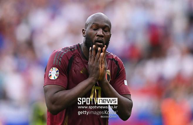 ▲ 벨기에가 슬로바키아에 패했다. 유로 2024 조별리그 E조 1차전에서 FIFA 랭킹 3위를 자랑하는 벨기에가 16개의 슈팅을 퍼붓고도 한 골도 뽑지 못하면서 대회 첫 이변의 희생양이 됐다. 슬로바키아는 5개의 세이브를 펼친 두브라브카 골키퍼를 앞세워 강한 수비력을 선보이며 대어를 잡았다.