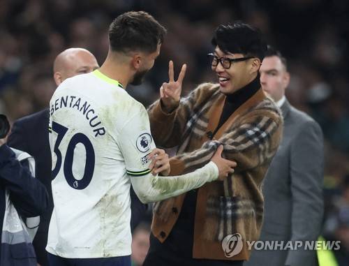 잉글리시 프리미어리그 빅클럽 토트넘 홋스퍼에서 주장을 하며 최다골 공격수로 올라선 손흥민이 다시 한 번 인종차별 피해를 입었다. 팀 동료 로드리고 벤탄쿠르가 손흥민을 대놓고 끔직한 인종차별적 발언을 했기 때문이다. 토트넘 팬들이 벤탄쿠르에게 진정성 있는 사과, 토트넘에 강력한 후속 조치를 요구하고 있으나 양측 모두 묵묵부답이다. 그런 가운데 손흥민은 브라질 홍수 이재민을 위로하기 위해 토트넘 선수들 친필사인이 들어간 자신의 셔츠를 기증한 것으로 드러났다. 연합뉴스