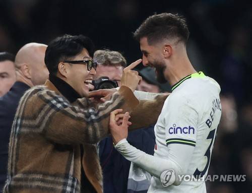 잉글리시 프리미어리그 빅클럽 토트넘 홋스퍼에서 주장을 하며 최다골 공격수로 올라선 손흥민이 다시 한 번 인종차별 피해를 입었다. 팀 동료 로드리고 벤탄쿠르가 손흥민을 대놓고 끔직한 인종차별적 발언을 했기 때문이다. 토트넘 팬들이 벤탄쿠르에게 진정성 있는 사과, 토트넘에 강력한 후속 조치를 요구하고 있으나 양측 모두 묵묵부답이다. 그런 가운데 손흥민은 브라질 홍수 이재민을 위로하기 위해 토트넘 선수들 친필사인이 들어간 자신의 셔츠를 기증한 것으로 드러났다. 연합뉴스