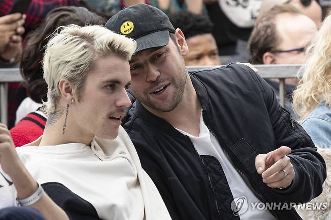 팝스타 저스틴 비버(왼쪽)와 스쿠터 브라운(오른쪽) [EPA 연합뉴스 자료사진. 재판매 및 DB 금지]