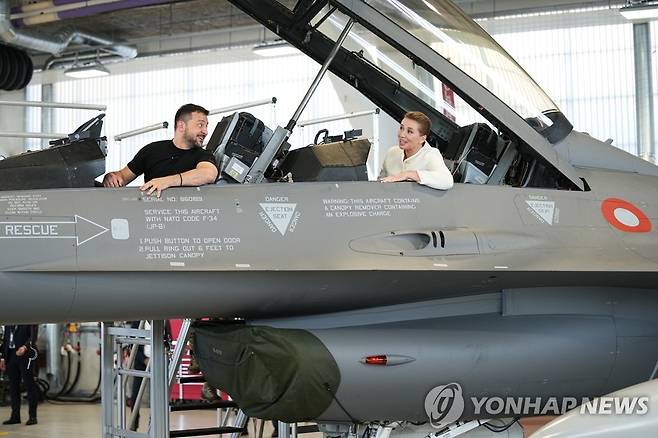 F-16 전투기에 나란히 앉은 우크라·덴마크 정상 (보옌스[덴마크] EPA=연합뉴스) 볼로디미르 젤렌스키 우크라이나 대통령(왼쪽)과 메테 프레데릭센 덴마크 총리가 20일(현지시간) 덴마크 보옌스의 스크리드스트럽 공군기지에서 F-16 전투기에 올라 대화하고 있다. 이날 네덜란드·덴마크 정상과 연쇄 회동한 젤렌스키 대통령은 두 나라로부터 F-16 전투기를 지원하겠다는 약속을 받아냈다. 2023.08.21 clynnkim@yna.co.kr