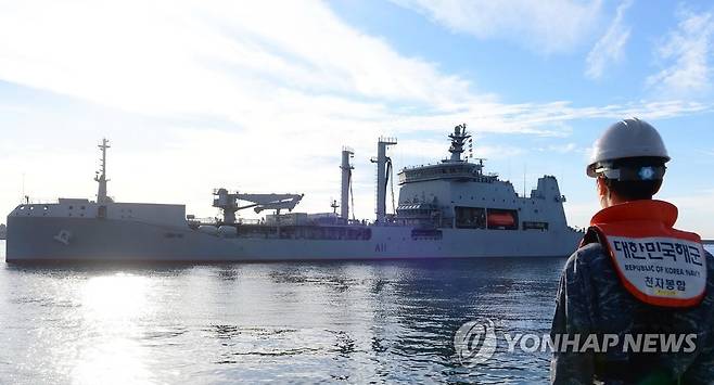 부산에 도착한 뉴질랜드 해군 아오테아로아함 [연합뉴스 자료사진]