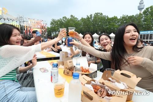 치맥 모임하는 사람들 [연합뉴스 자료사진. 기사와 관계 없는 사진입니다.]