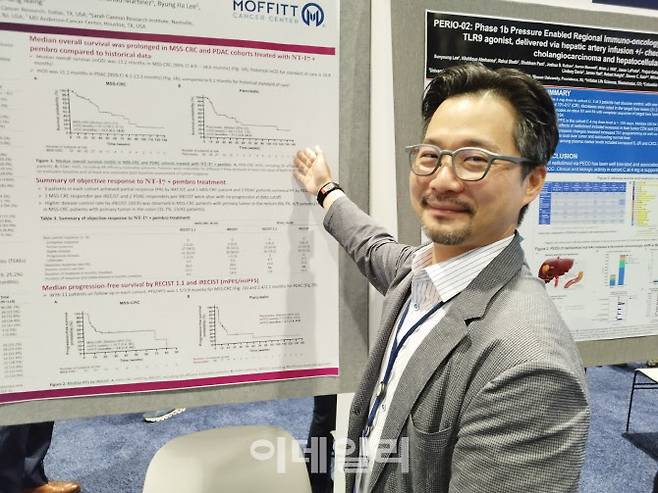 이병하 네오이뮨텍 과학총괄(이사,면역학 박사)이 지난 1일(현지시간) 시카고에서 열린 미국임상종양학회(ASCO 2024)에서 ‘키트루다+NT-I7’ 병용요법 임상 2a상 결과를 포스터 발표 중이다. (사진=김지완 기자)
