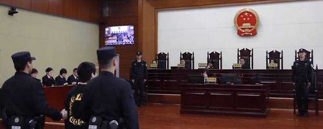 합성 음란사진을 만들어 배포한 혐의로 기소된 바이무무(왼쪽에서 두번째)가 재판장에 서있다. (사진=바이두 홈페이지 화면 갈무리)