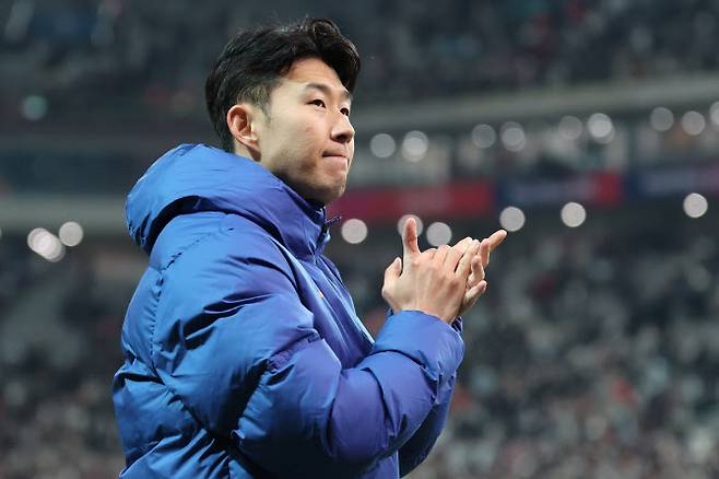 지난 3월 21일 서울월드컵경기장에서 열린 2026 FIFA 북중미 월드컵 아시아 2차 예선 대한민국과 태국의 경기, 대한민국 손흥민 1대1 무승부로 경기가 끝난 뒤 팬들에게 인사를 하고 있다. (사진=뉴시스)