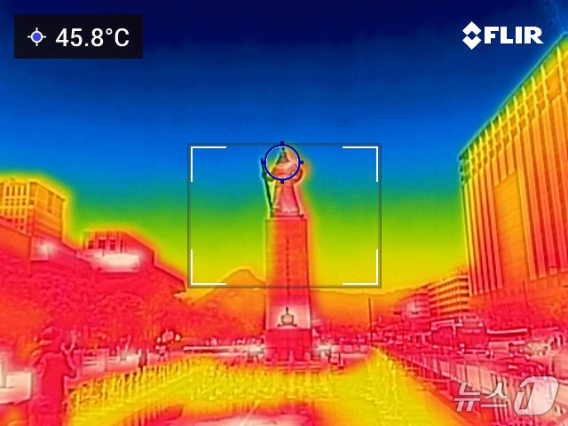 내륙 곳곳에 폭염특보가 확대 발령된 18일 오후 서울 광화문 이순신 장군 동상이 45도를 나타내고 있다. 열화상카메라 화상은 온도가 높을수록 붉은색으로 나타나며 상대적으로 온도가 낮은 곳은 푸른색으로 나타난다. (열화상 카메라 촬영) 2024.6.18/뉴스1 ⓒ News1 신웅수 기자