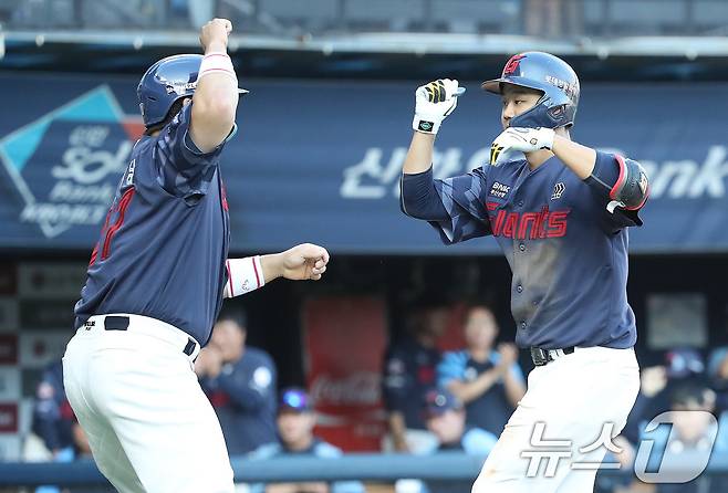 16일 오후 서울 송파구 잠실야구장에서 열린 프로야구 '2024 신한 SOL 뱅크 KBO리그' LG 트윈스와 롯데 자이언츠의 경기 5회초 2사 1,2루 상황 롯데 손호영이 LG 김대현을 상대로 3점 홈런을 치고 유강남과 하이파이브를 나누고 있다. 2024.6.16/뉴스1 ⓒ News1 임세영 기자