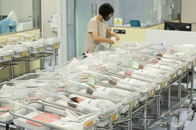 저출생 문제가 심각해 정부가 대책에 고심인 가운데 19일 인천 미추홀구 아인병원에 마련된 신생아실에서 신생아들이 휴식을 취하고 있다. 2024.6.19/뉴스1 ⓒ News1 신웅수 기자