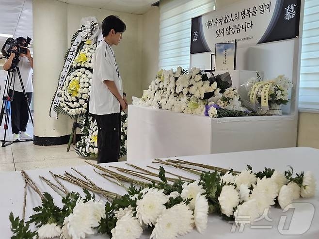 육군 12사단에서 군기훈련(얼차려)을 받다 쓰러져 숨진 훈련병 동료들의 수료식이 19일 오전 강원 인제군 인제읍 남북리 인제체육관에서 열렸다. 이날 수료식장 옆에 마련된 숨진 훈련병의 추모공간에서 한 남성이 숨진 훈련병을 추모하고 있다.2024.6.19/뉴스1 ⓒ News1 한귀섭 기자