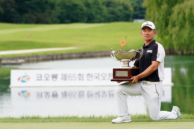 제65회 한국오픈 골프선수권대회 우승자 한승수가 트로피를 들고 포즈를 취하고 있다. 사진제공=한국오픈 조직위원회