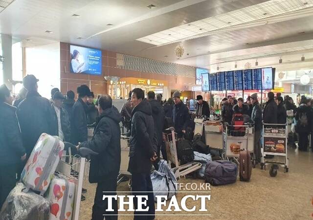 지난 2019년 11월 유엔 안보리 대북 제재 결의에 따른 해외 근로 북한 노동자의 송한 시한이 다가오자 북한 노동자들이 귀국을 위해 러시아 모스크바 공항에 모여 있는 모습. /뉴시스