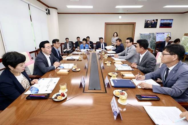 사천시는 지난 18일 시청 열린 시장실에서 ‘서천호 국회의원 초청 간담회’를 열고, 현안 사업의 원활한 추진과 2024년 상반기 특별교부세 확보를 위한 협조를 요청 하고 있다