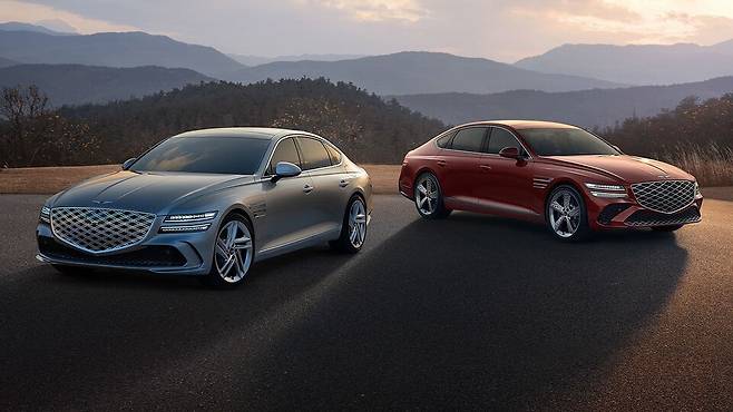 사진 : 부분변경을 거친 제네시스 G80(좌측)과 G80 스포츠 패키지(우측)