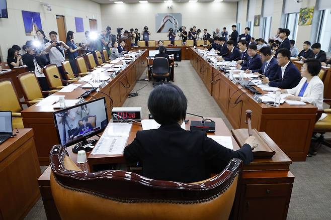 18일 서울 여의도 국회에서 열린 과학기술정보방송통신위원회 3차 전체회의에서 국민의힘 의원석이 비어있는 가운데 최민희 위원장이 의사봉을 두드리고 있다. /뉴스1