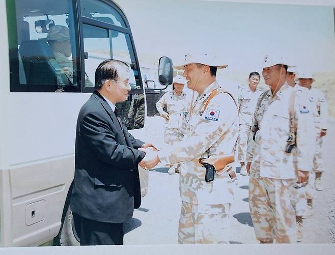 주이라크대사 시절 자이툰 부대를 찾은 장기호 목사(왼쪽). /장기호 목사 제공