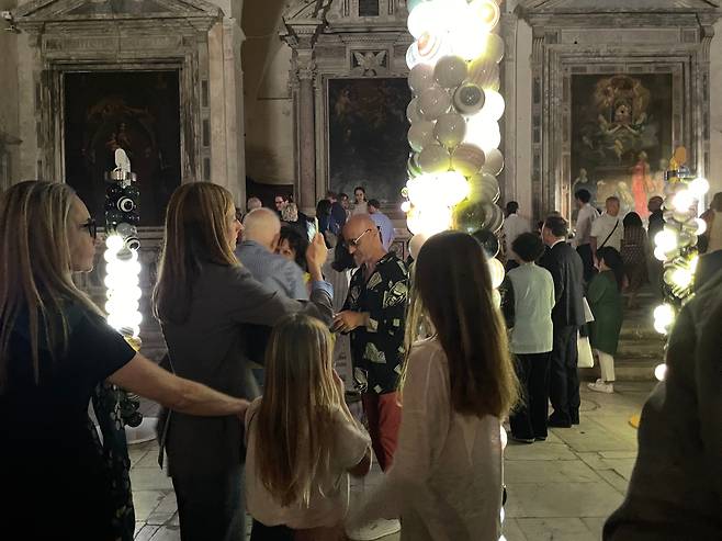 15일(현지 시각) 피에트라산타 산타고스티노 성당에 전시된 그의 작품 ‘무한 기둥-확산’을 보는 관람객들. /김민정 기자